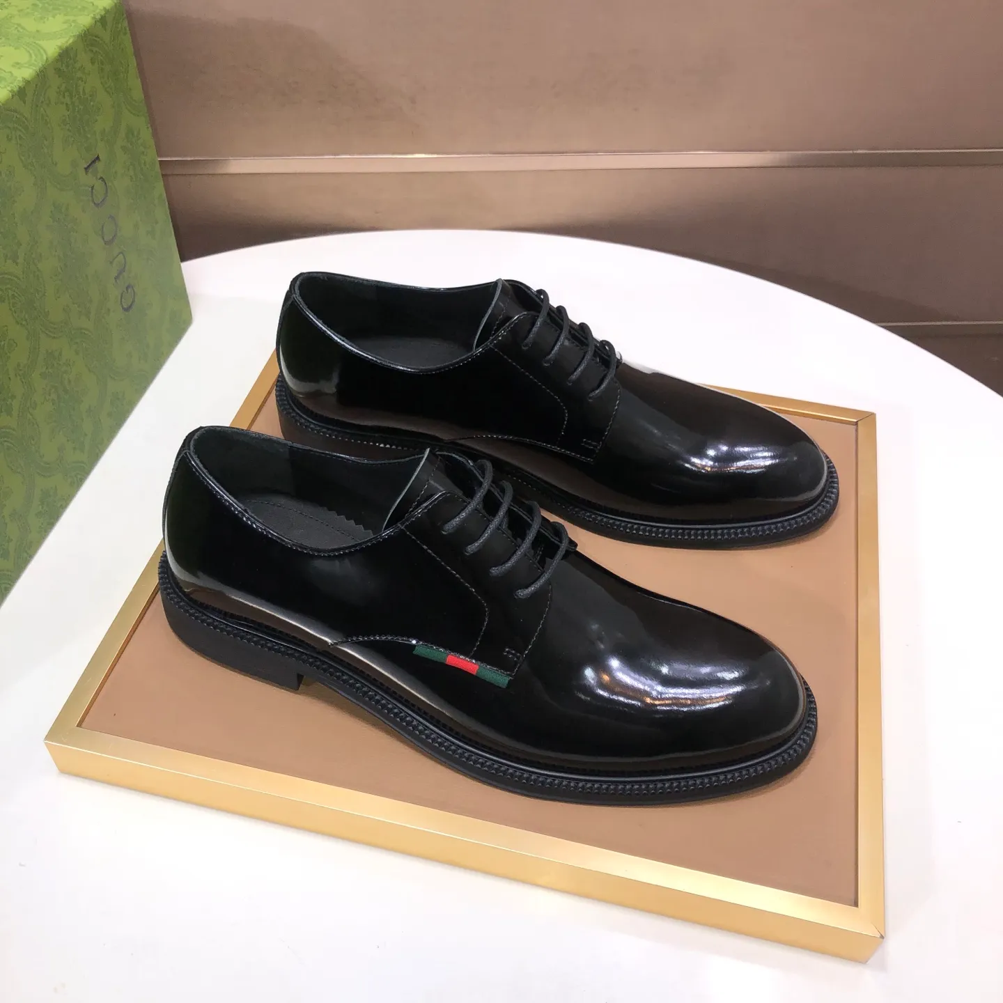 Factory batch 500💰Italy’s top luxury men’s shoe giant (GUCCI) (Gucci) (full cowhide lining) new arrival🍃Original European style🔰 Pleasant to the eye😍In order to make the shoes more durable and non-deformable🌀The production continues to follow traditional methods but there is still no lack of innovation💪The original sheepskin is selected for the leather♻️Smooth, natural and extra bright⭐Made of imported cowhide The rich man’s first choice 38-45 (45 customized)